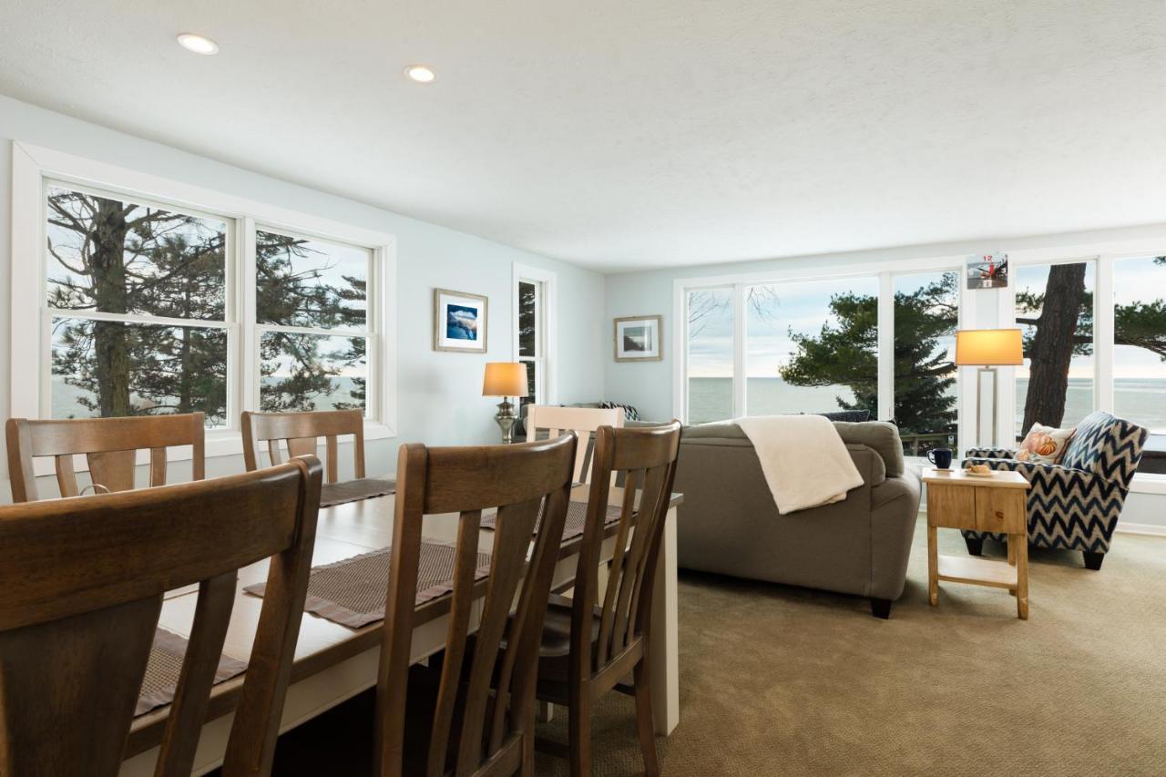 גרנד הייבן Looking Glass Beachfront Inn מראה חיצוני תמונה