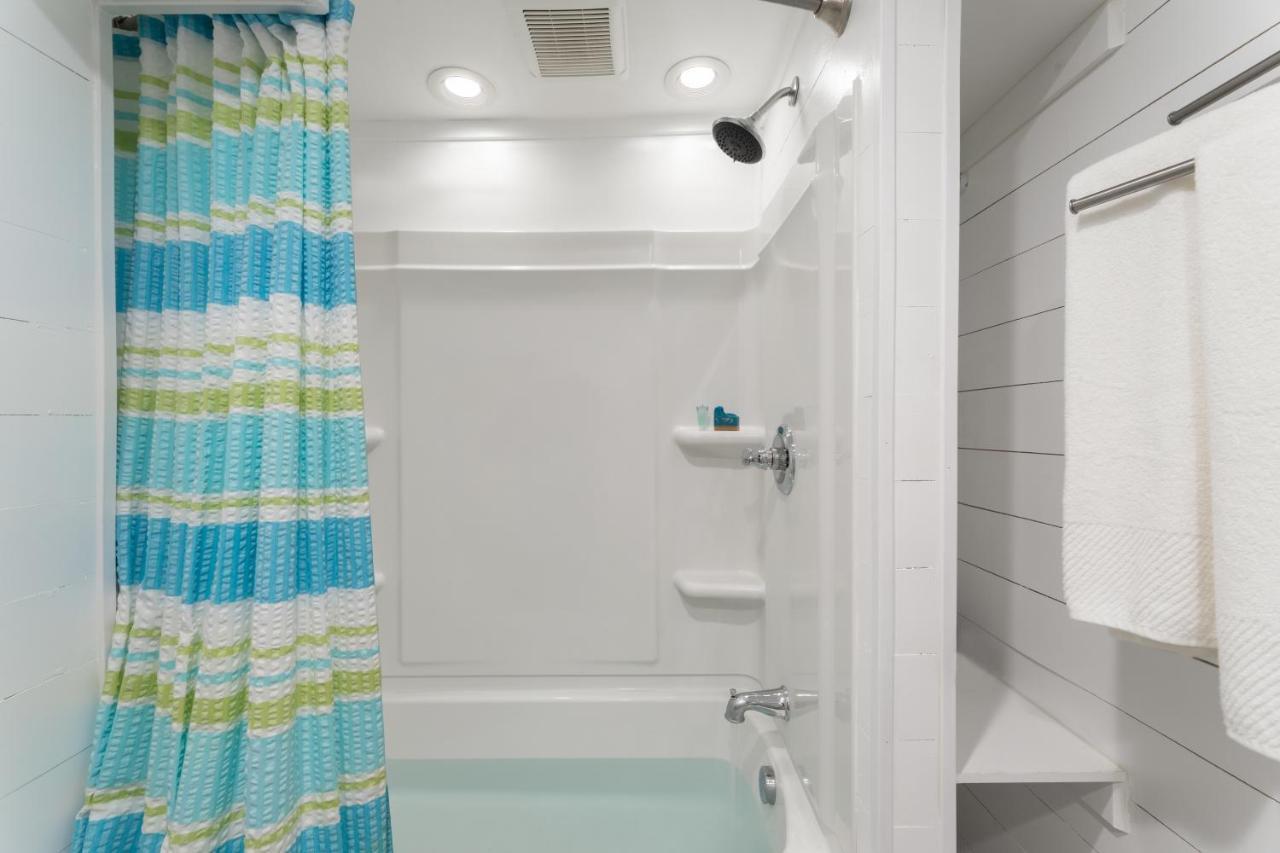 גרנד הייבן Looking Glass Beachfront Inn מראה חיצוני תמונה